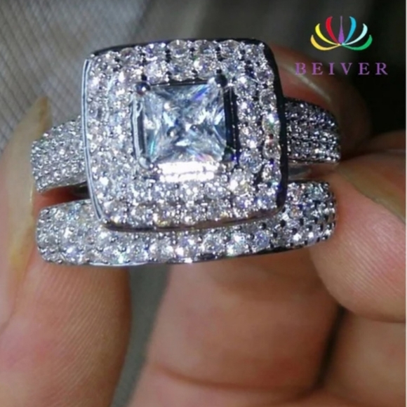 Woman's Ring - Picture 3 of 4